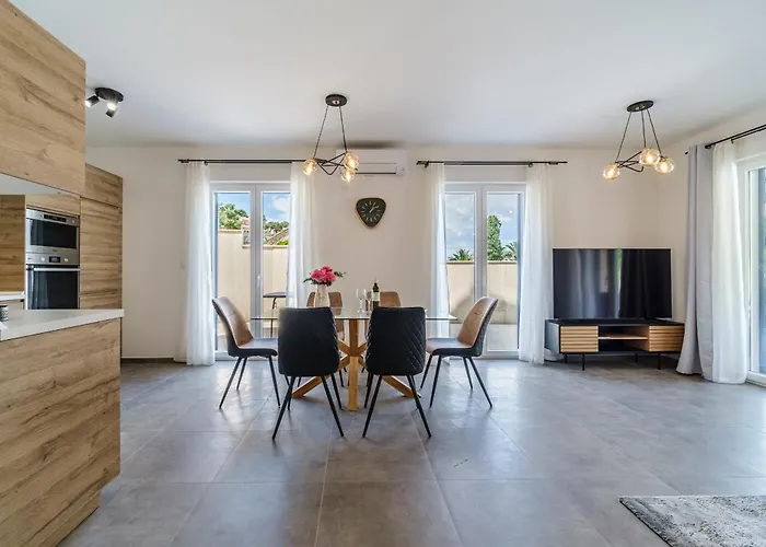 Janie Villa Splitska