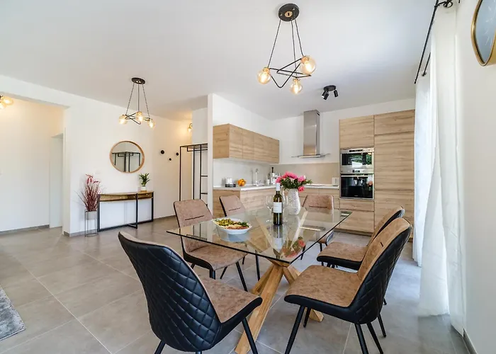 Janie Villa Splitska