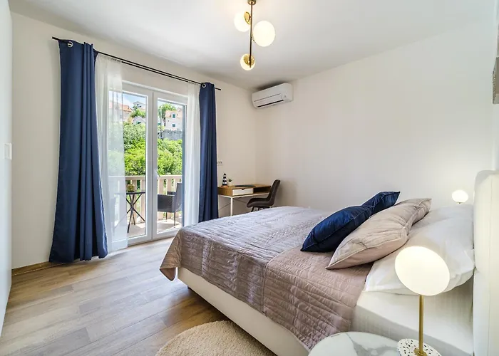 Janie Villa Splitska