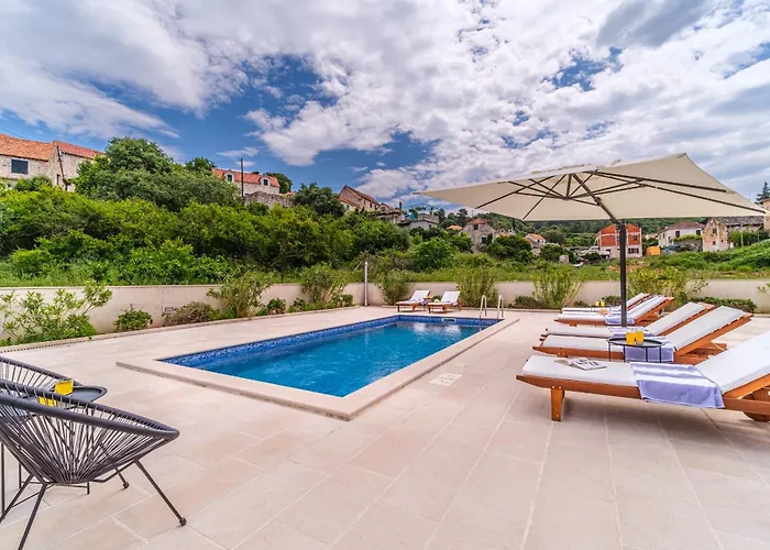 Janie Villa Splitska